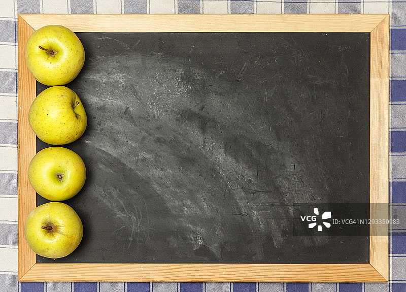 带苹果的空白黑板图片素材