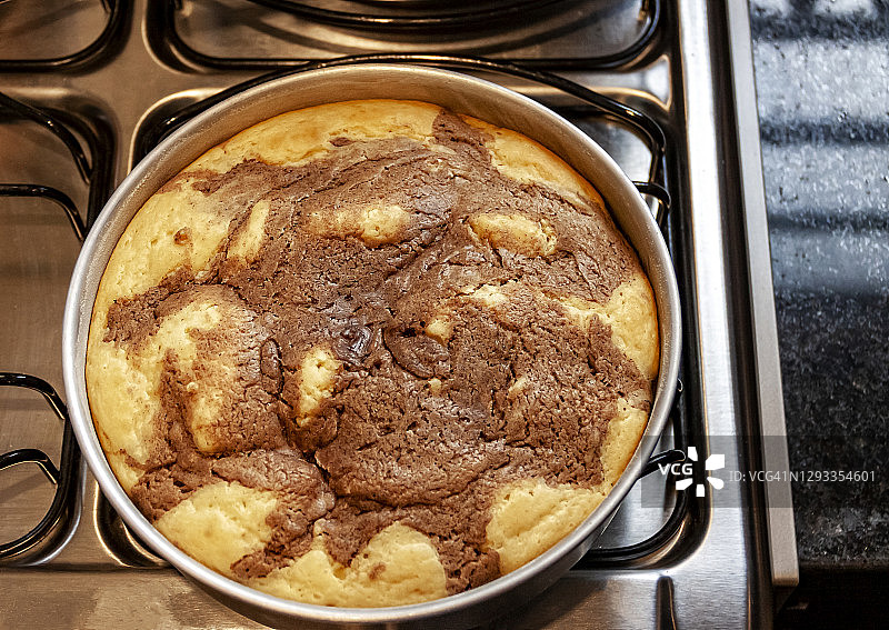 从上方看新鲜出炉的香草肉桂蛋糕图片素材