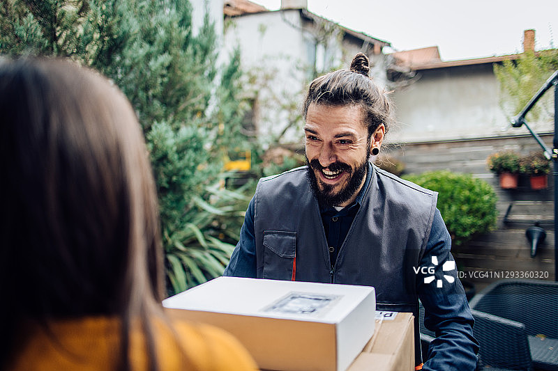 配送员与顾客交接订单图片素材