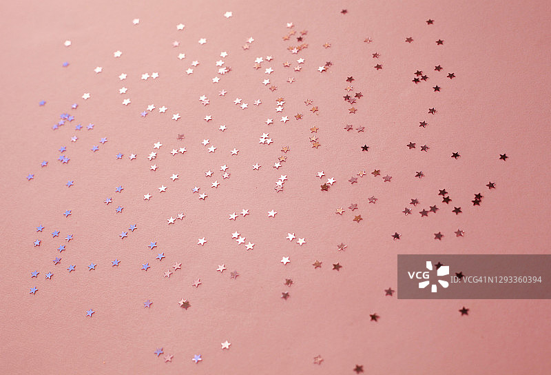 闪闪发光的节日抽象背景。星星五彩纸屑。圣诞节，情人节贺卡。图片素材