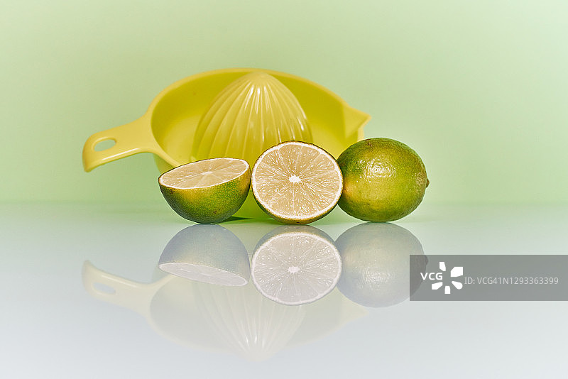 青柠和榨汁机，玻璃镜面上的倒影图片素材