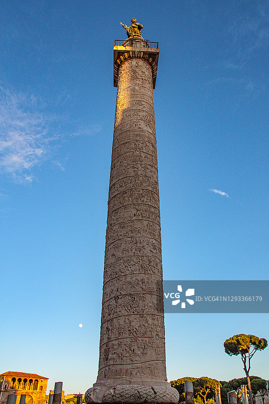 罗马图拉真塔仰视图图片素材