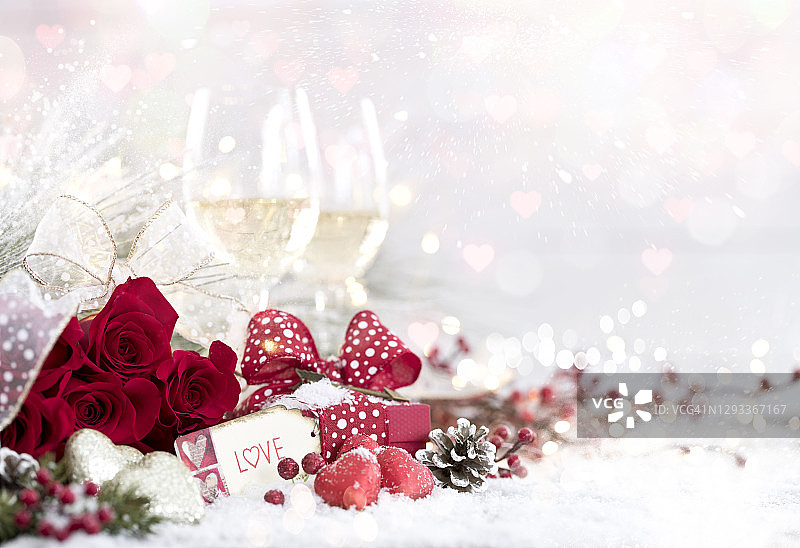 雪地上的情人节玫瑰与红酒图片素材