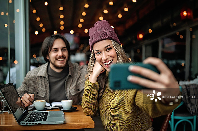 看向镜头图片素材