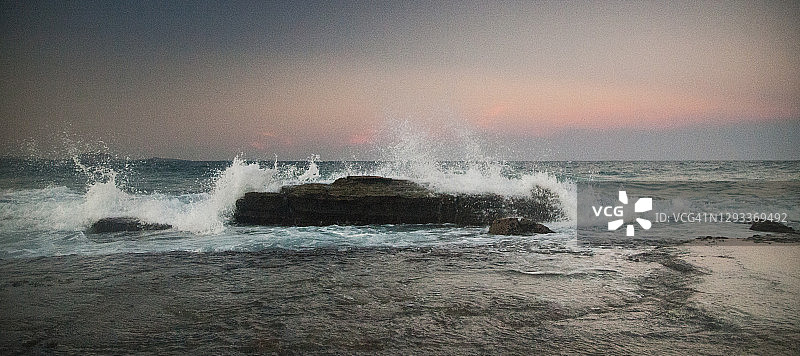 阳光海岸卡特赖特角海浪拍打岩石景观图片素材
