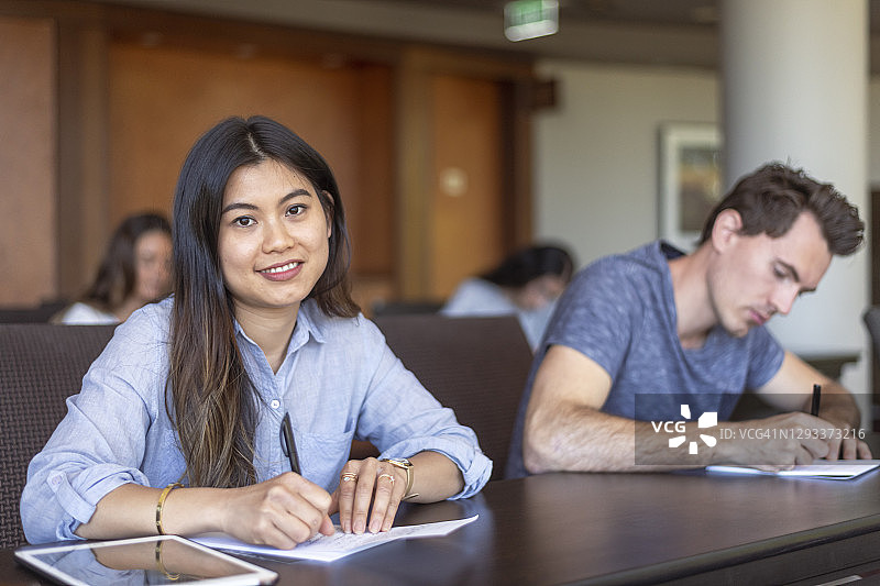 微笑的大学生在上课图片素材