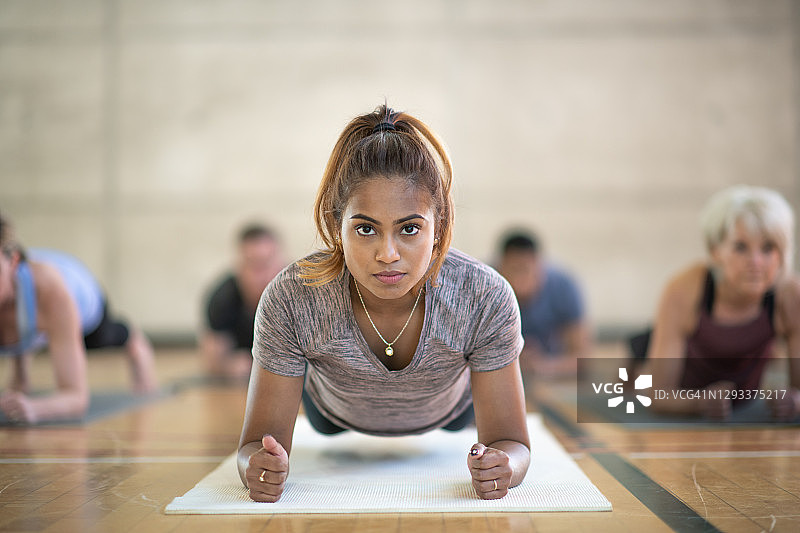 做平板支撑瑜伽姿势的年轻印度女子图片素材