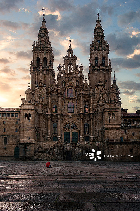 日出时分在圣地亚哥大教堂前的朝圣者图片素材