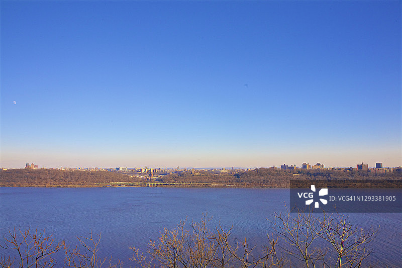 从恩格尔伍德悬崖看到的哈德逊河和布朗克斯区图片素材