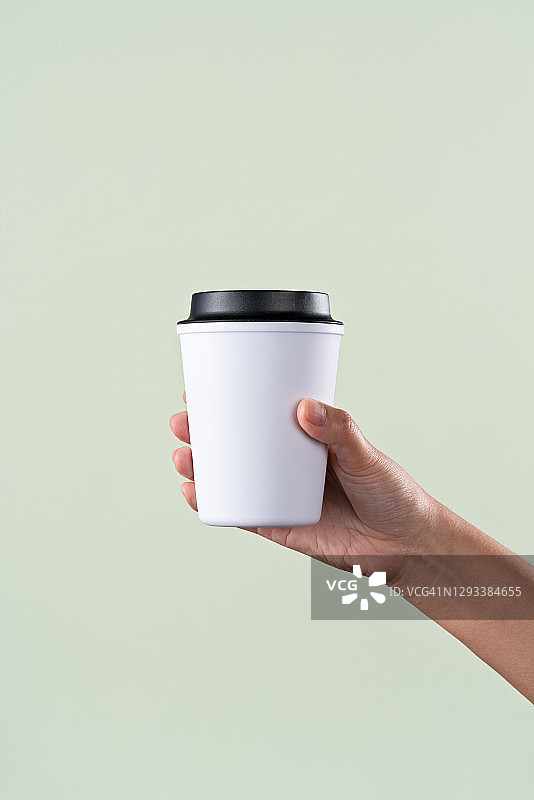 手持可重复使用的咖啡杯图片素材
