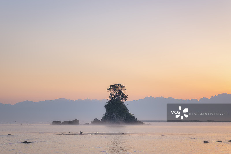 立山连峰与名和岩及日本海图片素材