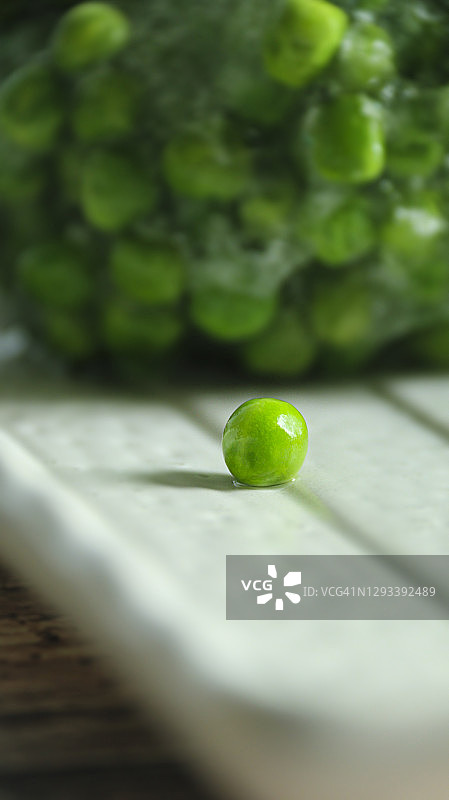 单颗青豌豆与冷冻背景图片素材