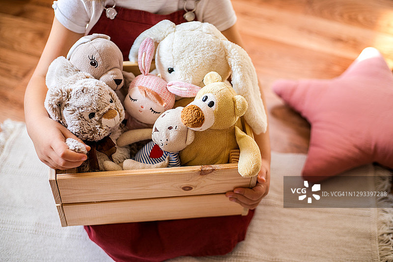 小女孩在家收拾玩具箱图片素材
