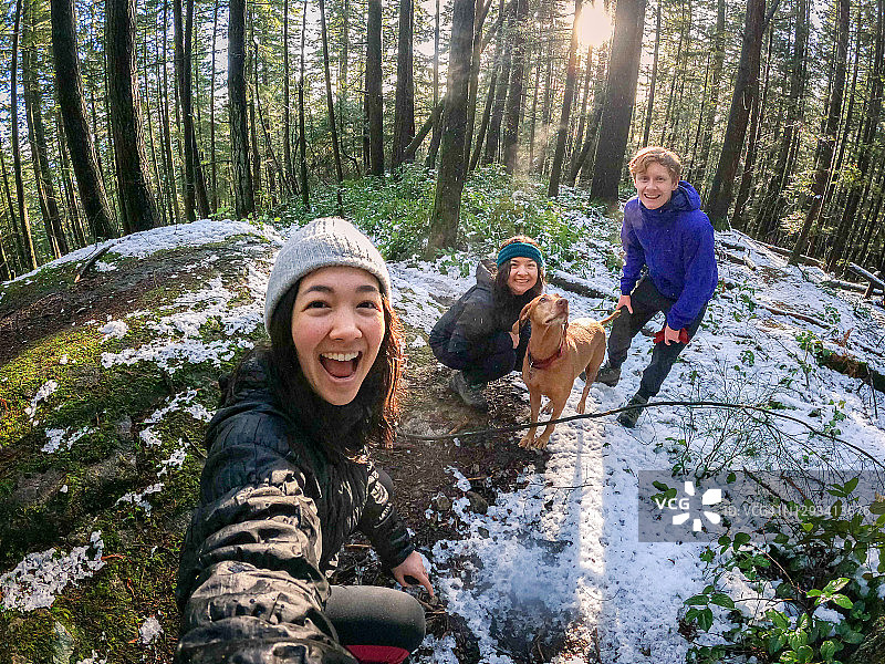 全家、朋友和维兹拉犬的冬季徒步自拍图片素材