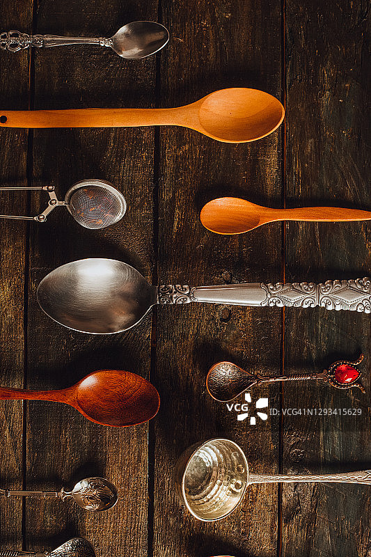 乡村木质背景上的勺子图片素材