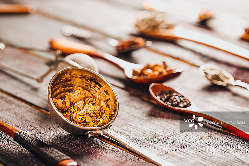 复古勺子里的香草图片素材