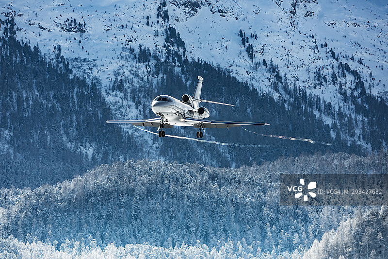 商务飞机抵达阿尔卑斯山图片素材