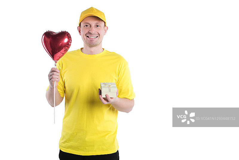 节日送货上门：身穿黄色制服的快递员手持心形气球和礼物，白色背景图片素材
