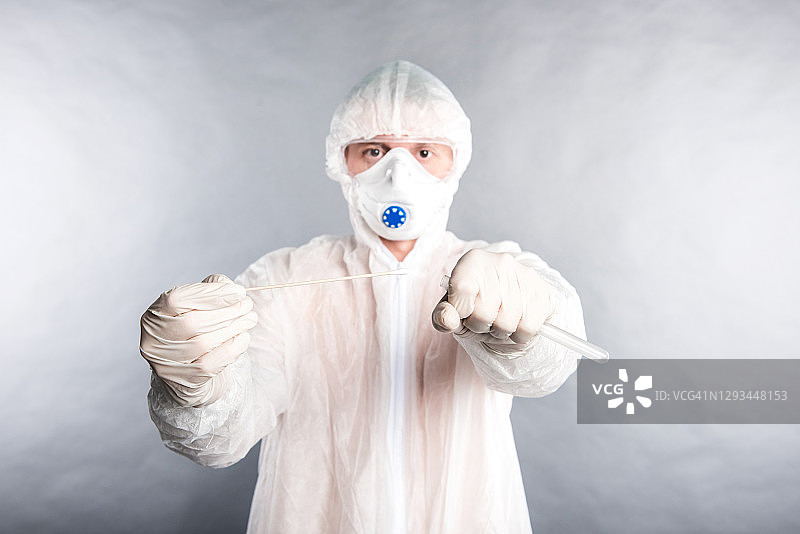 医疗技术人员使用新冠病毒拭子采集工具包，戴着白色防护口罩手套和个人防护装备，进行咽拭子鼻咽拭子病人样本采集管和DNA PCR检测图片素材