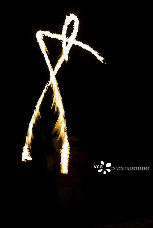 火焰中的男人轮廓图片素材