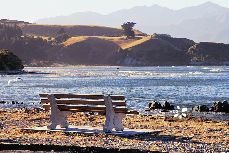 新西兰山景背景上的空长椅图片素材
