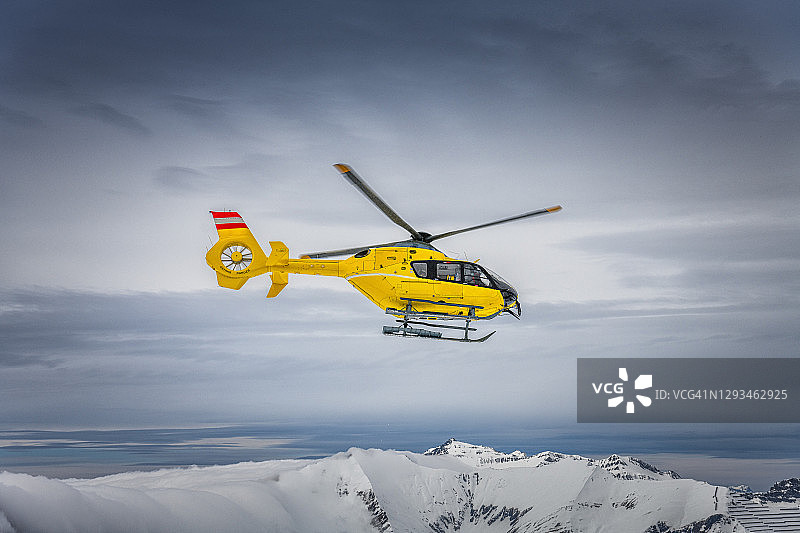 奥地利冬季景观中的救援直升机图片素材