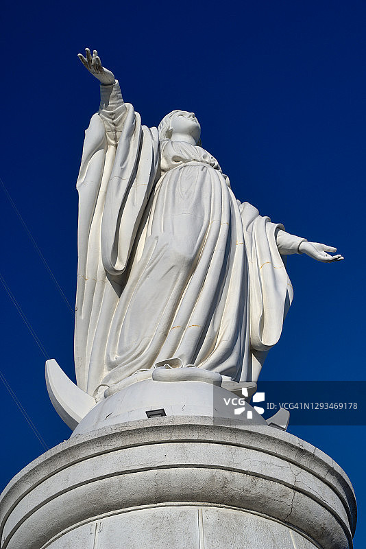 智利圣地亚哥新月顶上的圣母玛利亚雕像地标图片素材