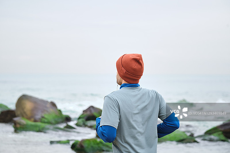 在寒冷海岸线上跑步的20-24岁男人图片素材