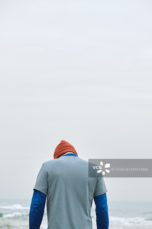 在寒冷海岸线上训练的20-24岁男子图片素材