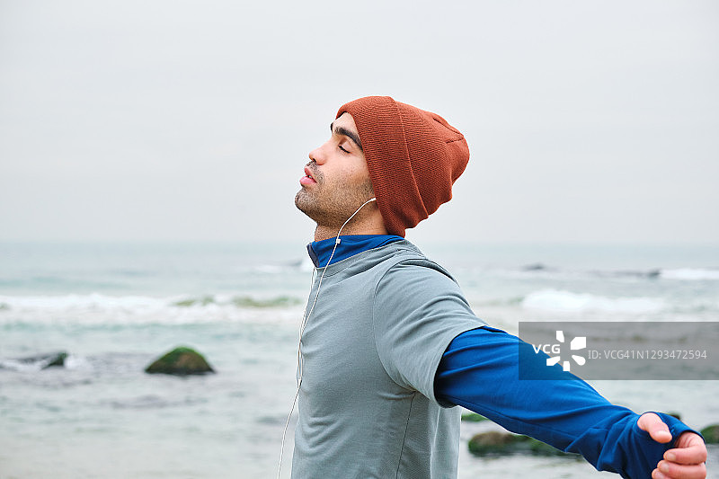 在寒冷海岸线上训练的20-24岁男子图片素材