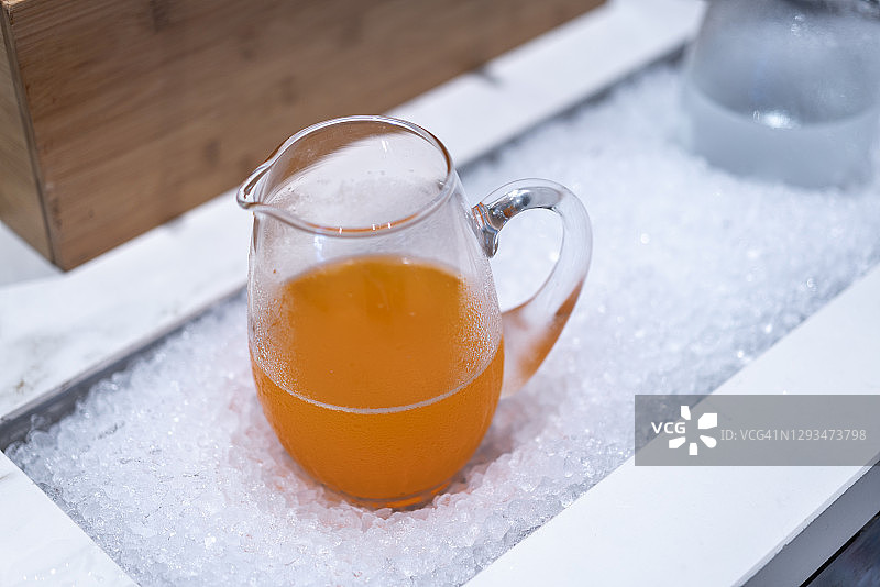 冰块上的果汁瓶图片素材