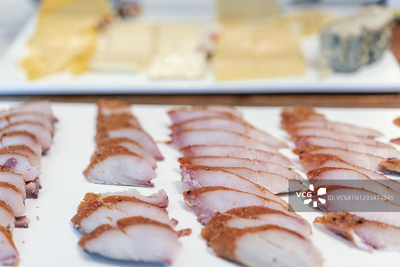 盘子上的鲭鱼肉片图片素材