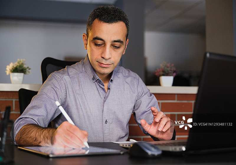 商人用平板电脑签署电子法律文件图片素材