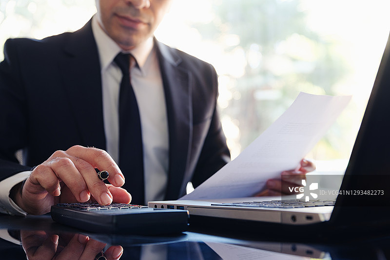 在办公室进行分析和计算的商人图片素材