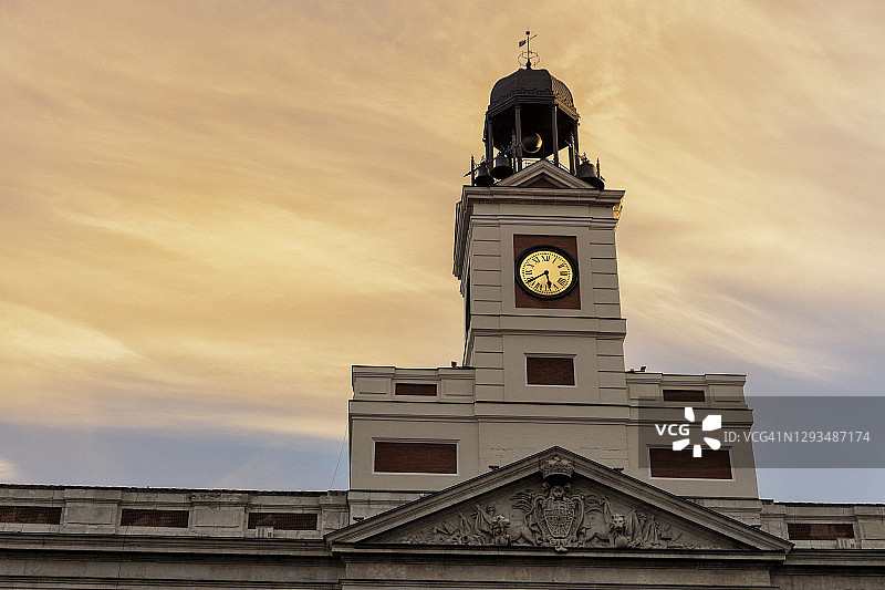 西班牙马德里太阳门广场邮政大楼钟楼日落景观图片素材
