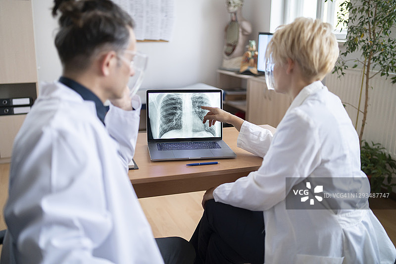 肺炎患者肺部新冠讨论图片素材