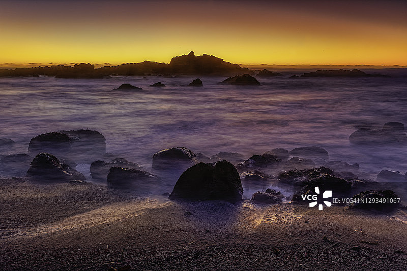 黄昏时分太平洋上空的景色，加利福尼亚州蒙特雷县阿西洛玛州立海滩图片素材