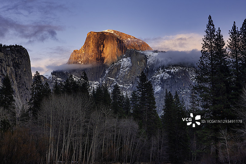 约塞米蒂国家公园半圆顶的日落图片素材