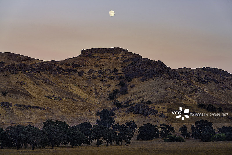 圣贝尼托县奎恩萨比山谷的月出，加利福尼亚州中部图片素材