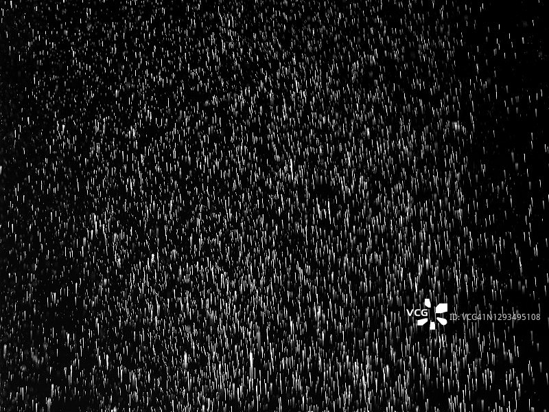 黑色背景上的雨滴全画幅图片素材