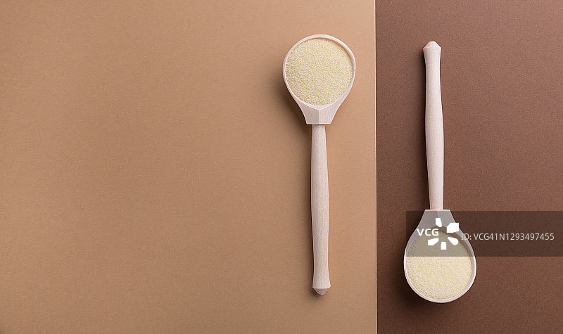 彩色背景上的胶原蛋白粉和天然材料图片素材