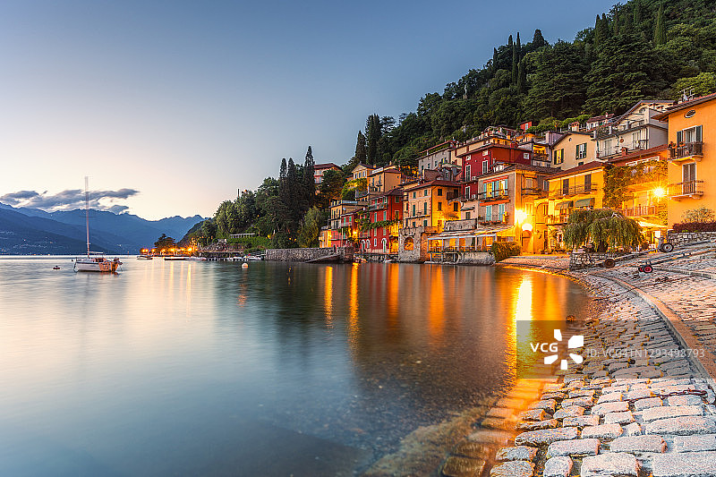 意大利伦巴第莱科省瓦伦纳的湖岸黄昏图片素材