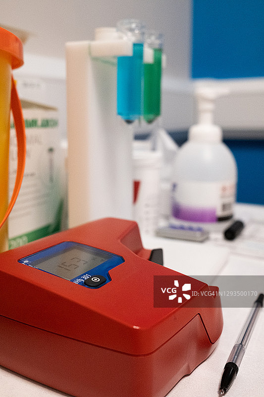 机器检测献血者血液中的铁含量图片素材