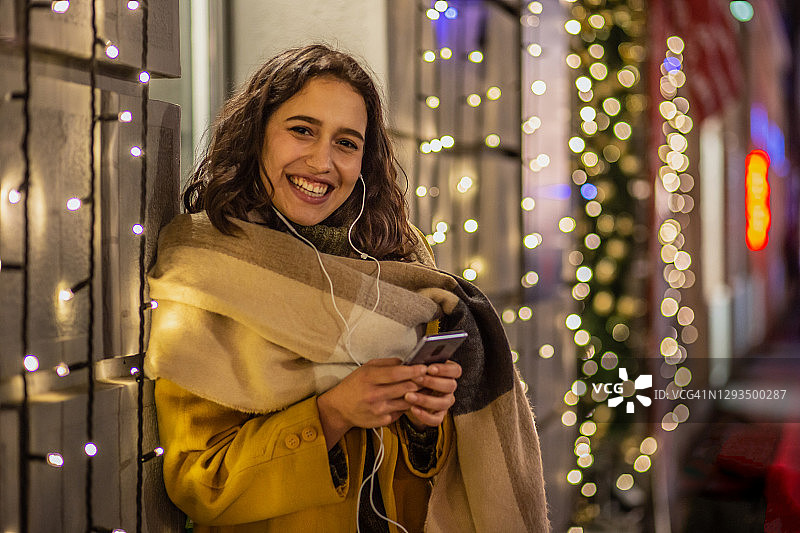 冬季户外的年轻女子图片素材