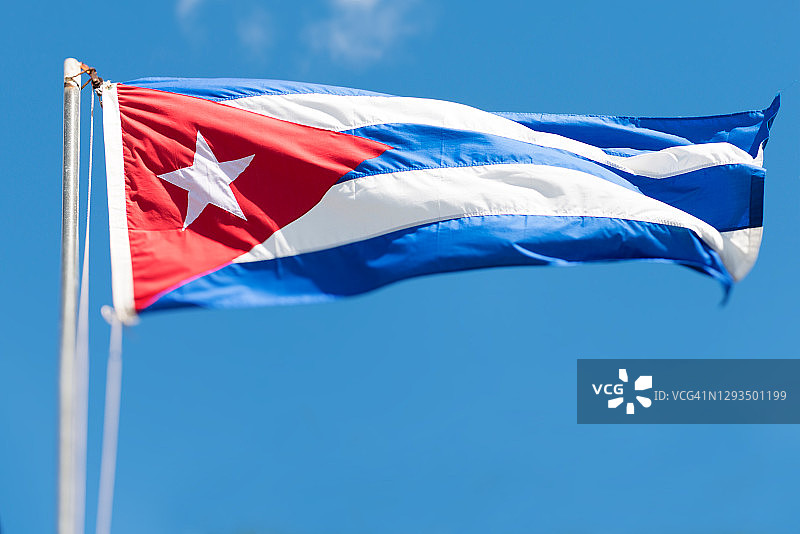 在蓝天下飘扬的古巴国旗图片素材