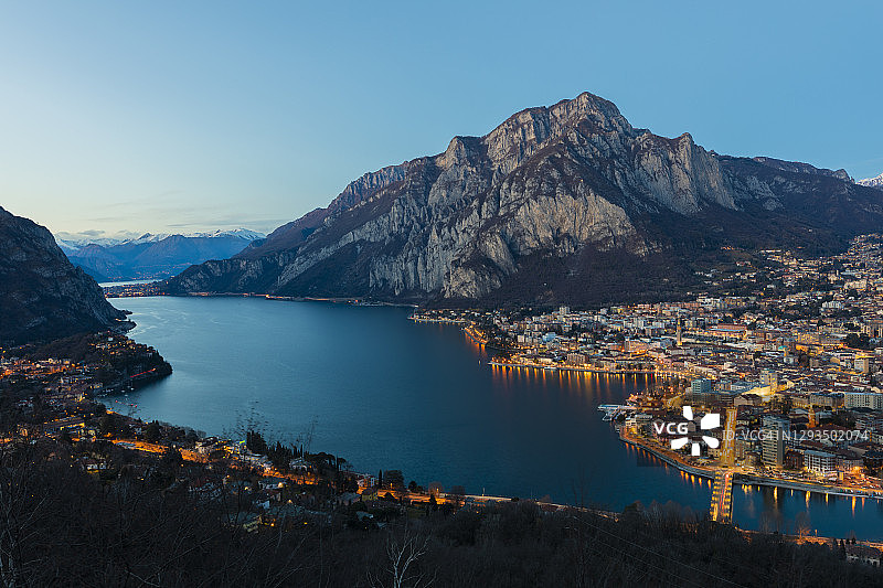 从巴罗山观看科莫湖和莱科市（意大利伦巴第莱科）图片素材