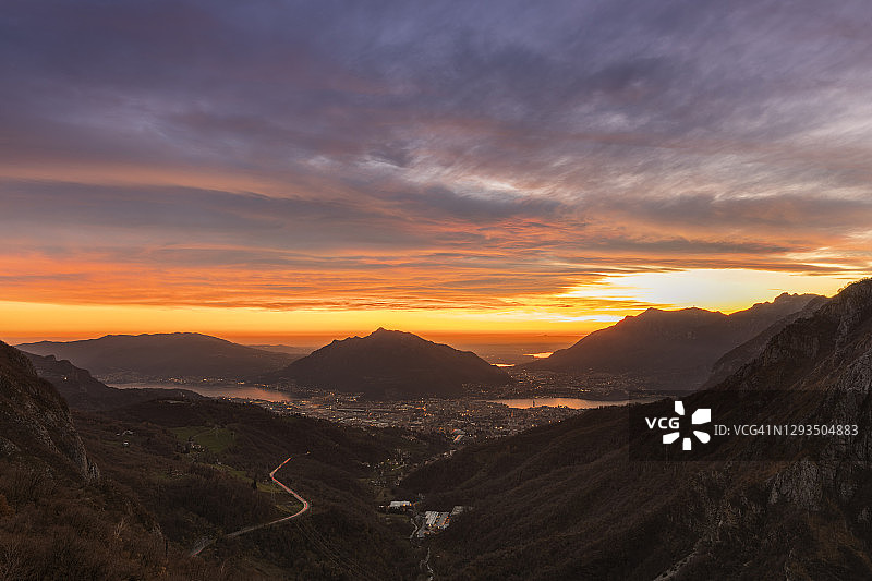 日落时分从莫尔泰罗内眺望莱科市，意大利伦巴第莱科图片素材