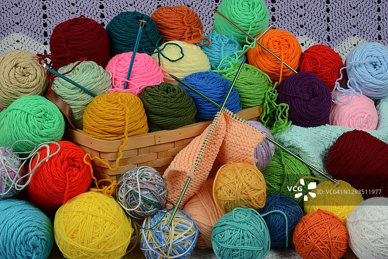 篮子里的彩色纱线和3副编织针图片素材
