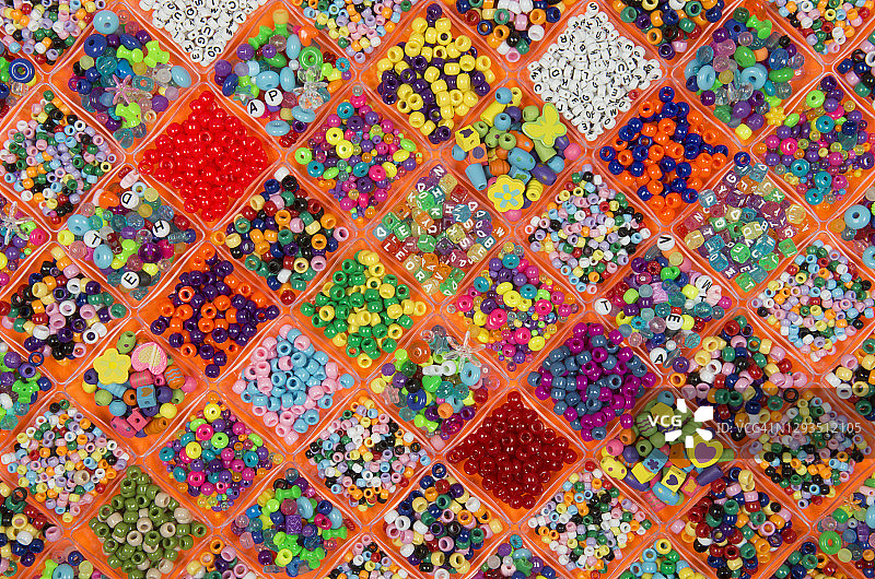 透明容器中的彩色工艺珠图片素材
