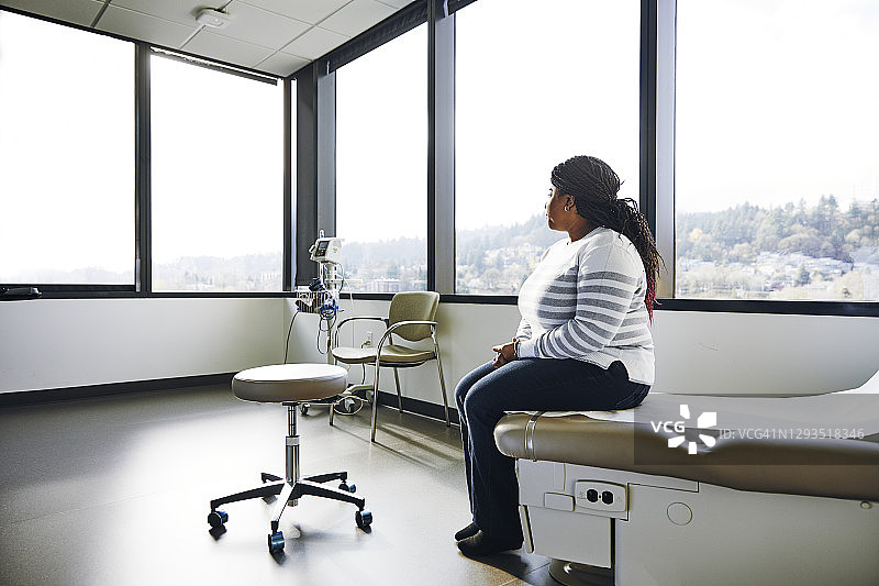 坐在医院病床上的女病人侧面照图片素材